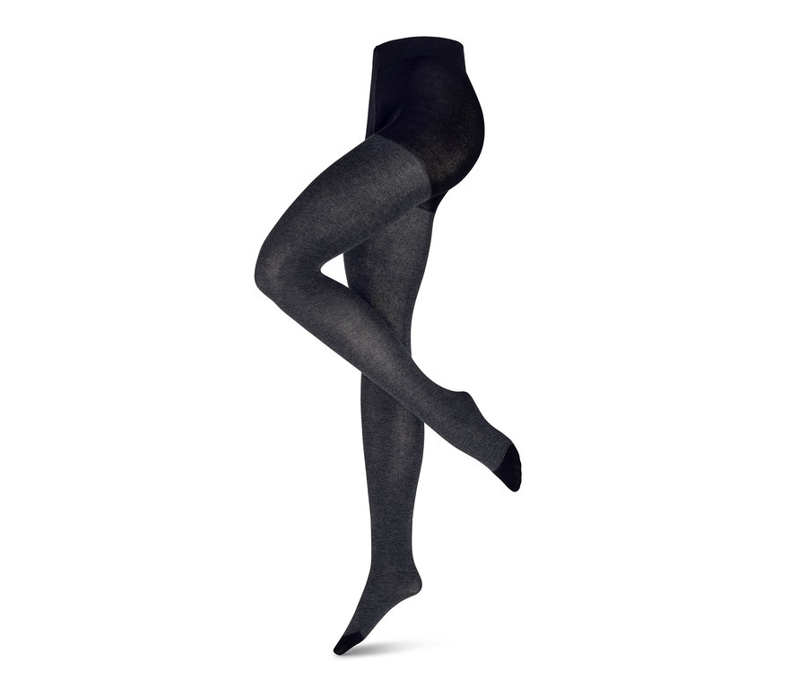 Egy próbababa lábai sötétszürke, strukturált harisnyában.