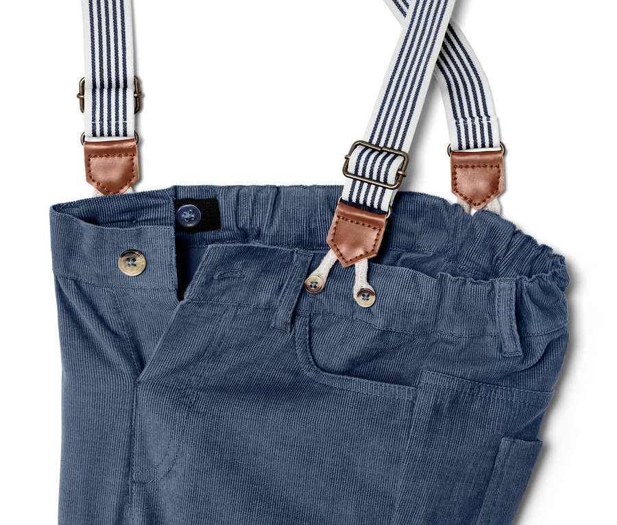 Kisfiú kordbársony kantáros nadrág részlete, kék színben.