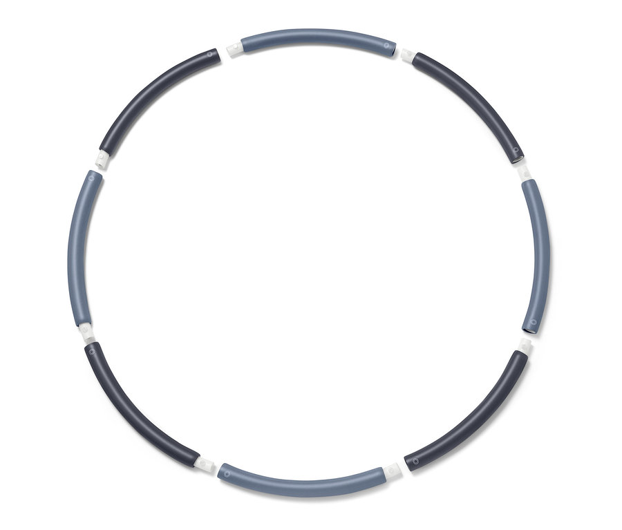 Egy fitnesz hulahoppkarika, amely felváltva sötét és világoskék szegmensekből áll, fehér csatlakozókkal összekötve.