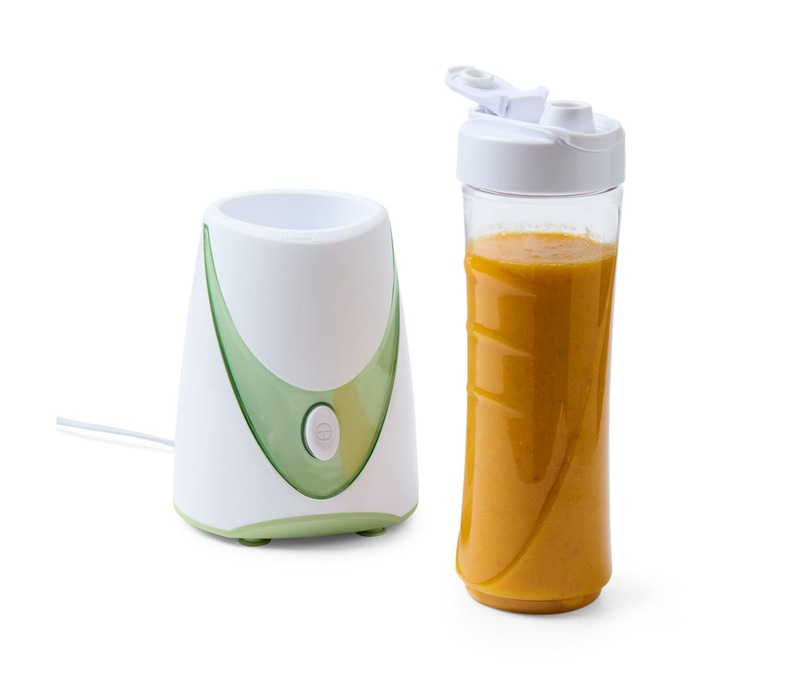 Smoothie készítő, 250 W, narancssárga smoothie-val töltött tartállyal.