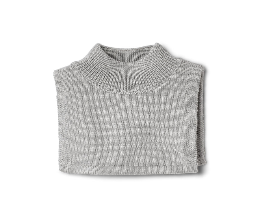 Egy szürke kisgyerek gyapjú garbósál összehajtva.