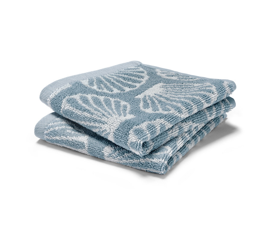 Két összehajtott kék, kagylós mintázatú 2 vendégtörölköző, kagylós, világoskék, 30x30 cm.