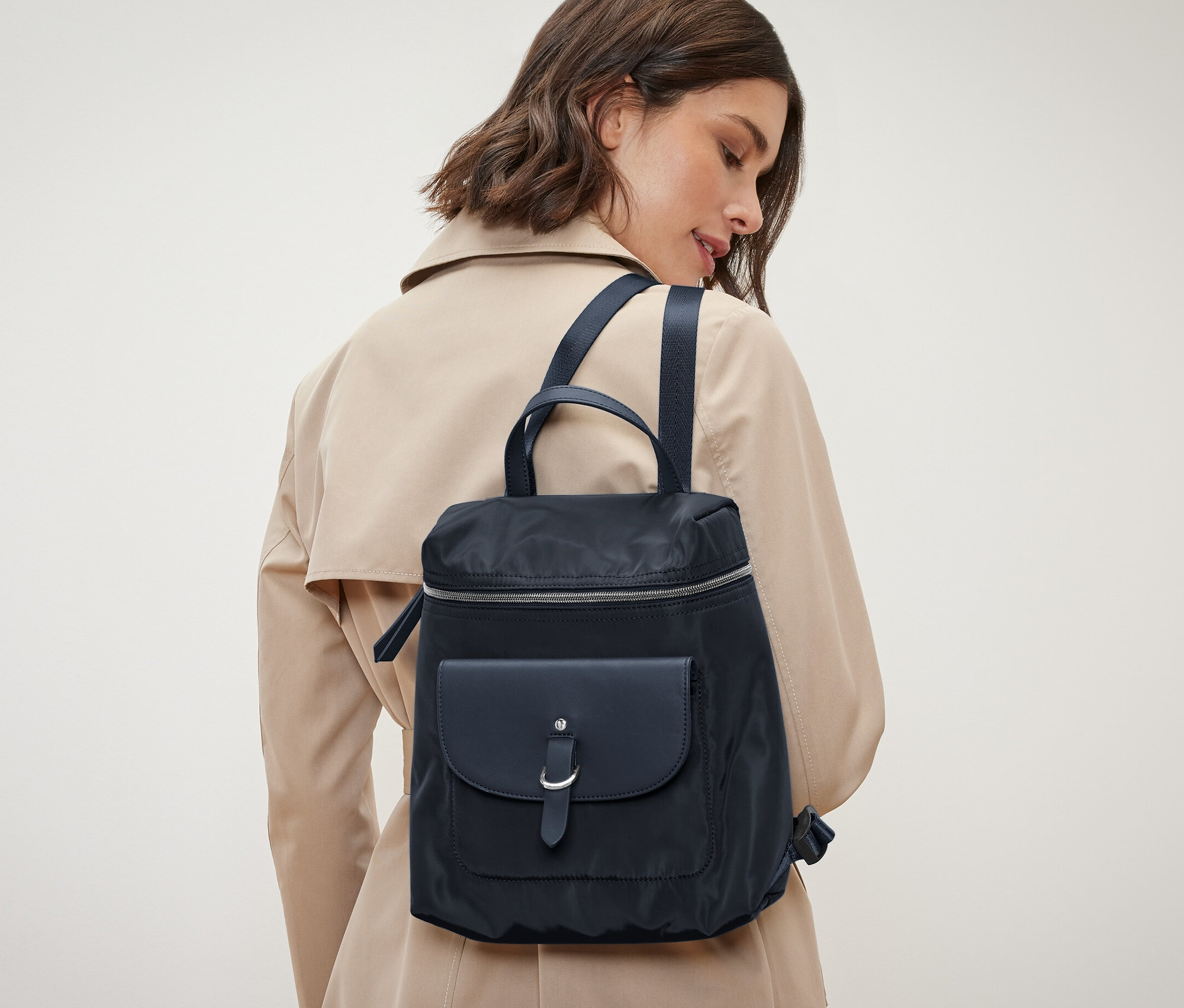 Nő visel egy hátizsákot.