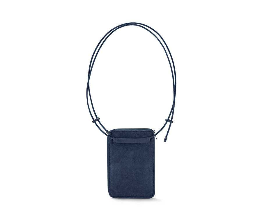 Egy kék, nyakba akasztható biztonsági tárca részletfotója fekete zsinórral.