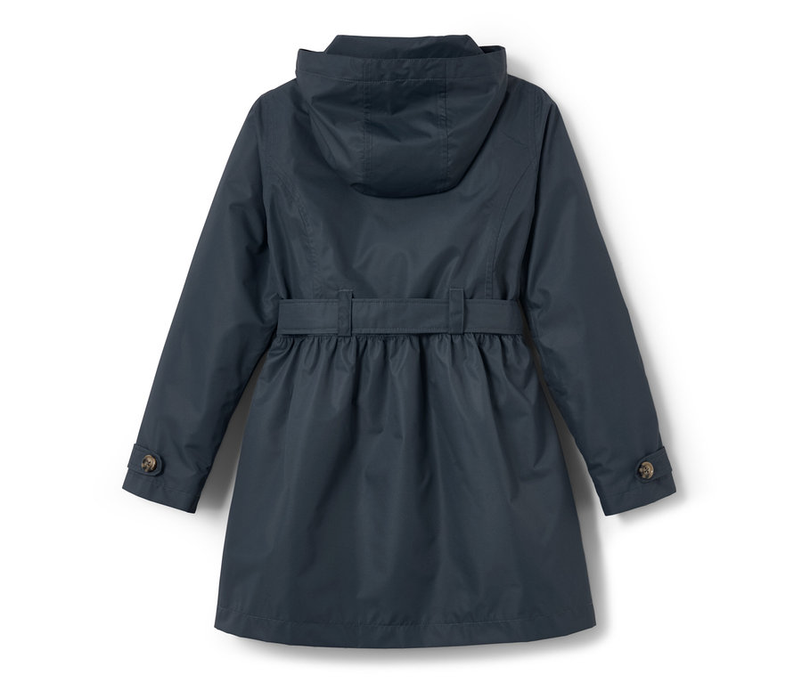 Hátulnézet egy sötétkék lány ballonkabát, kapucnival és övvel a derékrészen.