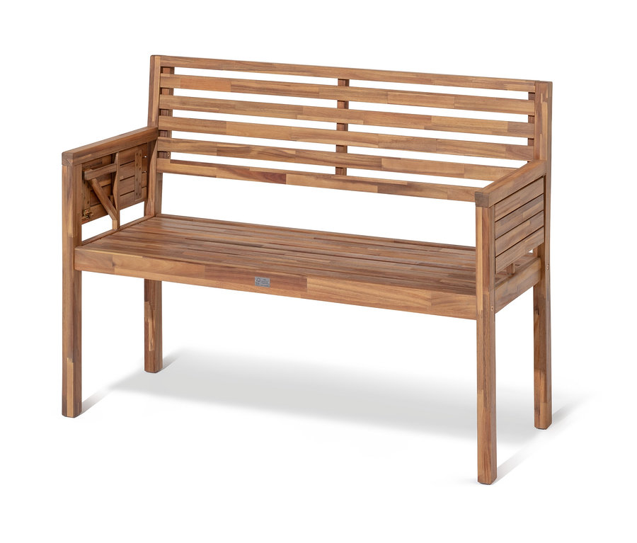 Egy barna »Lenja« kerti pad kihajtható kartámlákkal.