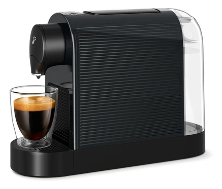 Kávé folyik egy pohárba egy fekete Cafissimo pure+ kávéfőzőből.