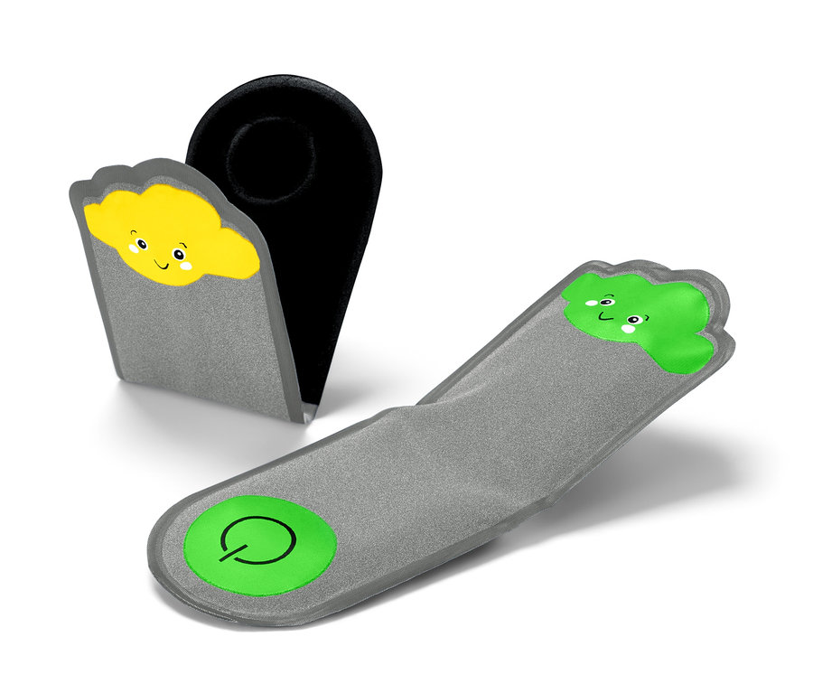 Két ruhára rögzíthető LED-es lámpa mágnes, az egyik összehajtva, a másik kinyitva.