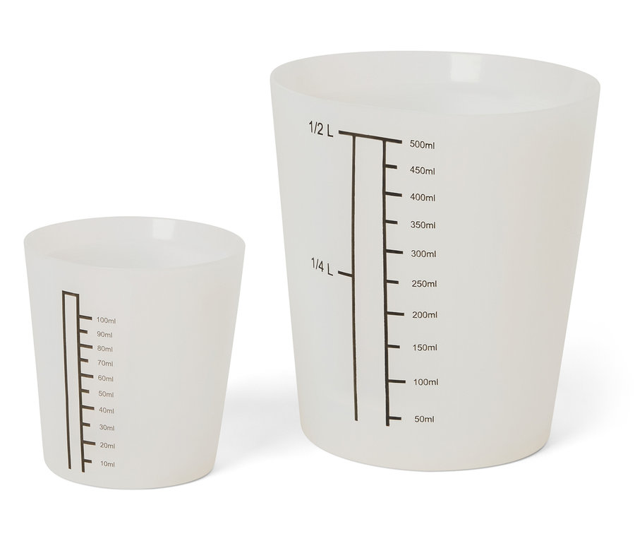 Két különböző méretű fehér mérőpohár fekete jelölésekkel.