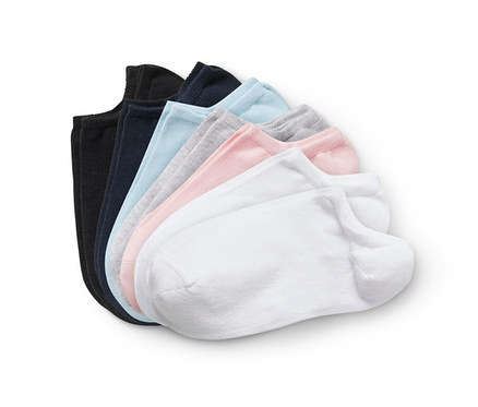 Hét pár különböző színű férfi bokazokni szettben.