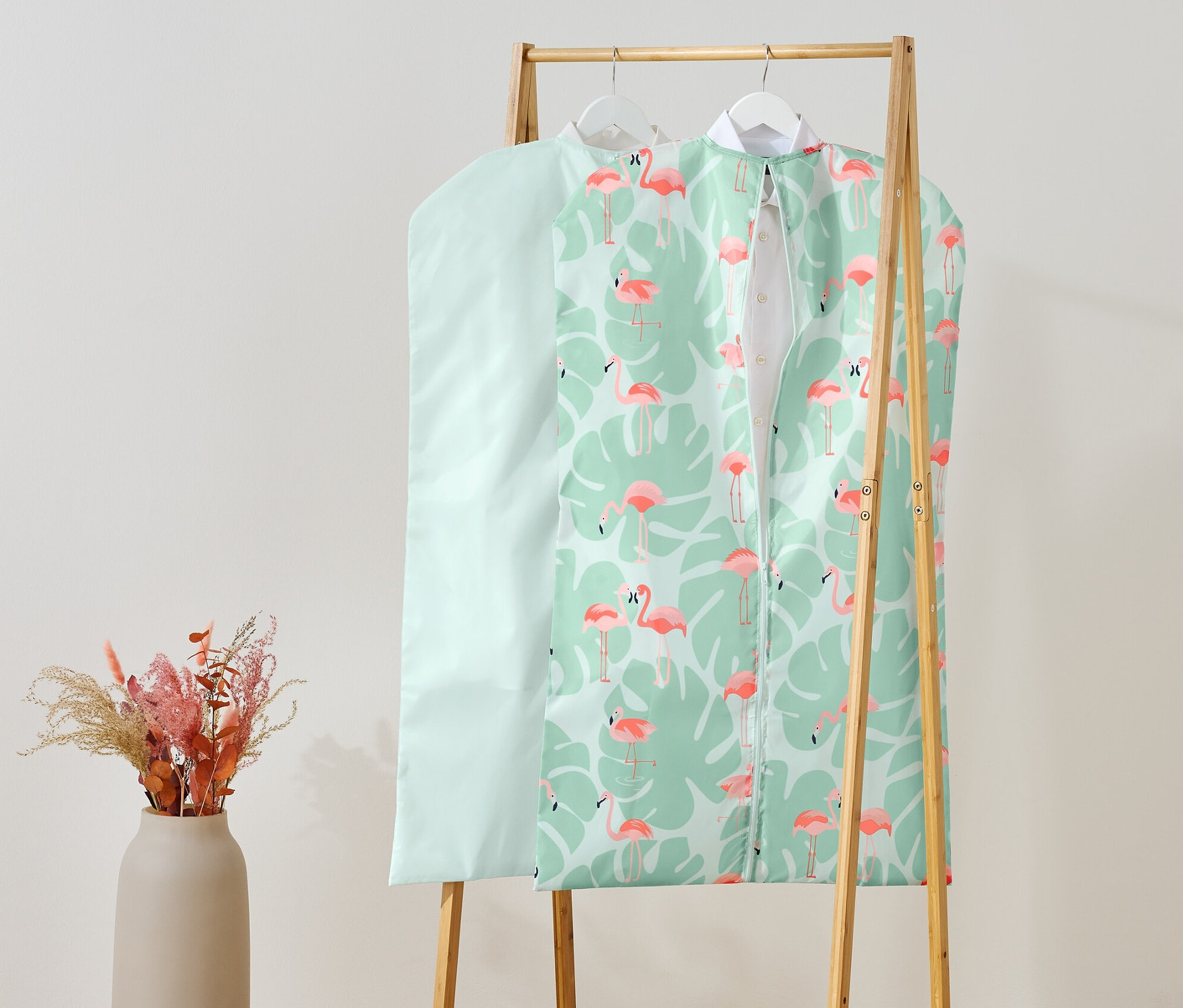 Két ruhavédő huzat lóg egy ruhaállványon.