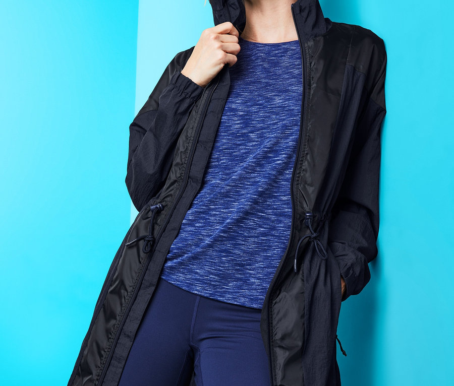 Nő visel egy sötétkék, könnyű funkcionális kabátot.