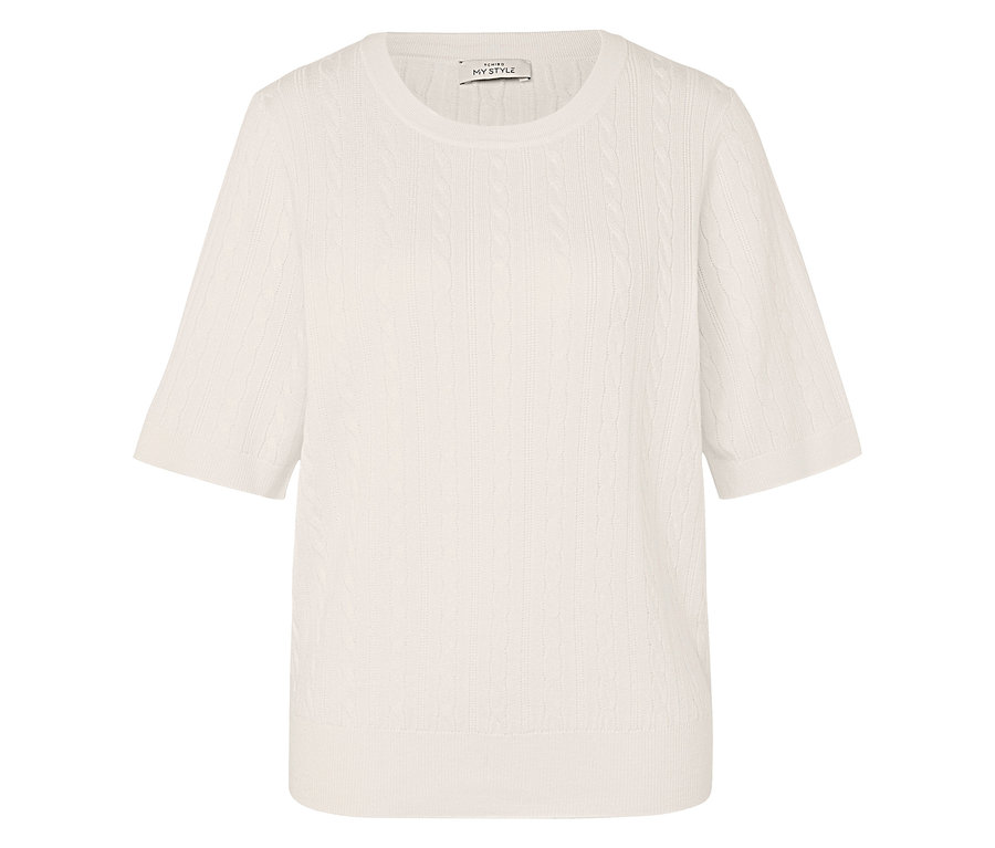 Krémszínű, kötött felső fonott mintával és rövid ujjakkal.
