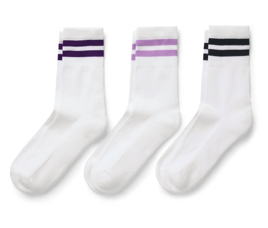 Három fehér zokni színes csíkokkal a tetején.