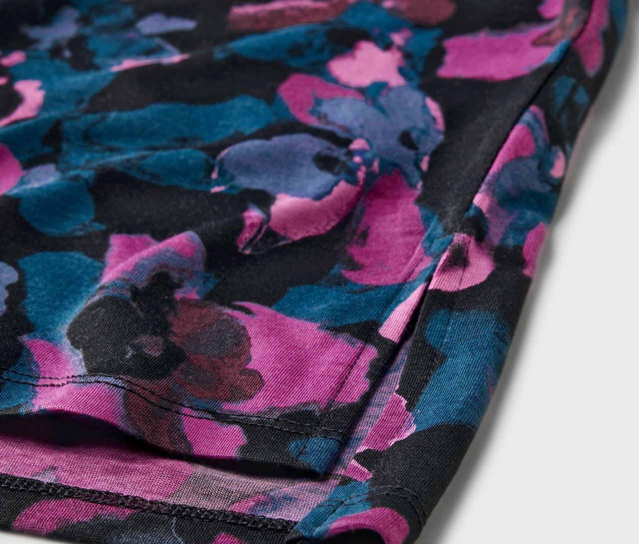 Virágmintás sportfelső részlete.