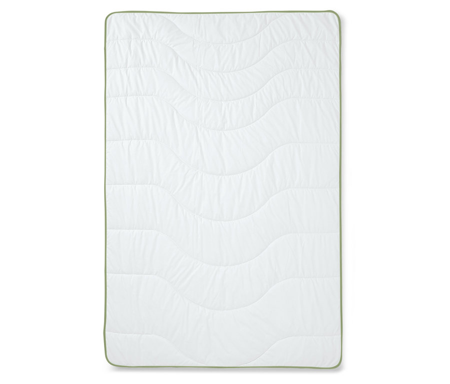 Egy normál méretű irisette® greenline Steppdecke Dacron®-Aktivkohle hullámos steppeléssel és zöld szegéllyel.