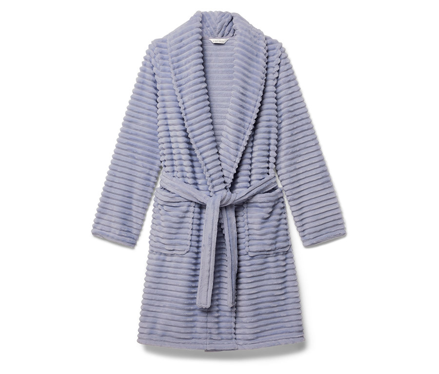 Világoskék fürdőköpeny övvel.