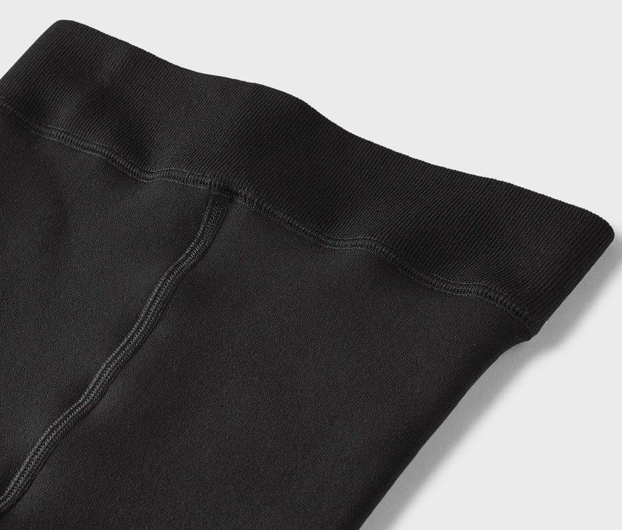 Egy fekete leggings részlete rugalmas derékpánttal.