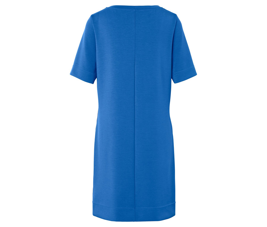 Hátulnézet egy rövid ujjú, kék ruháról.