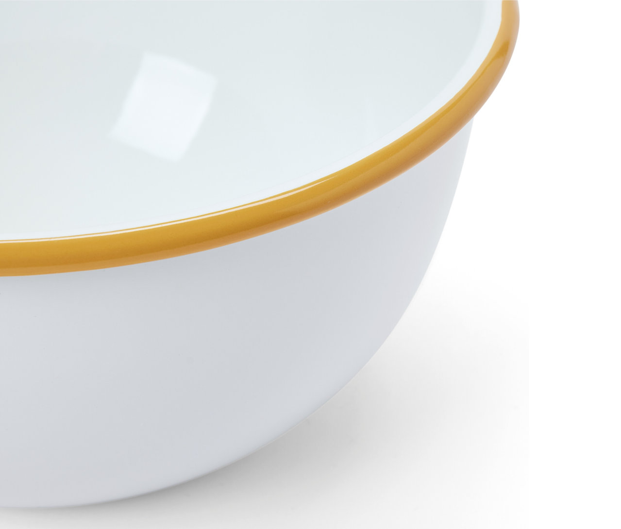 Egy fehér zománcos tál részlete, barna szegéllyel.