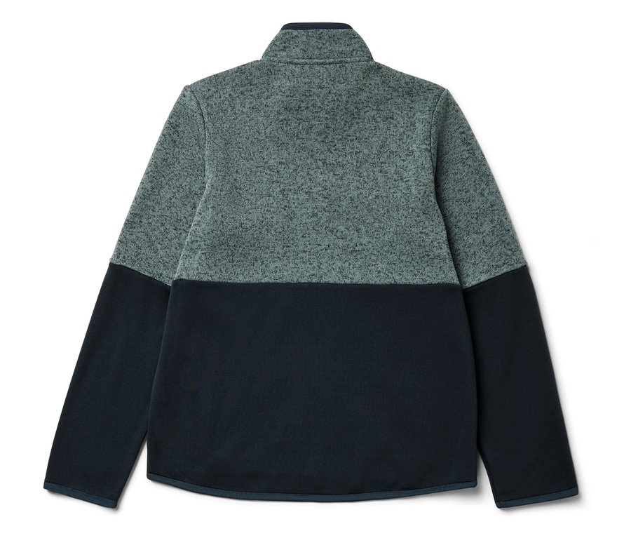 Közelkép egy gyermek hibrid kötött fleece kabátról.