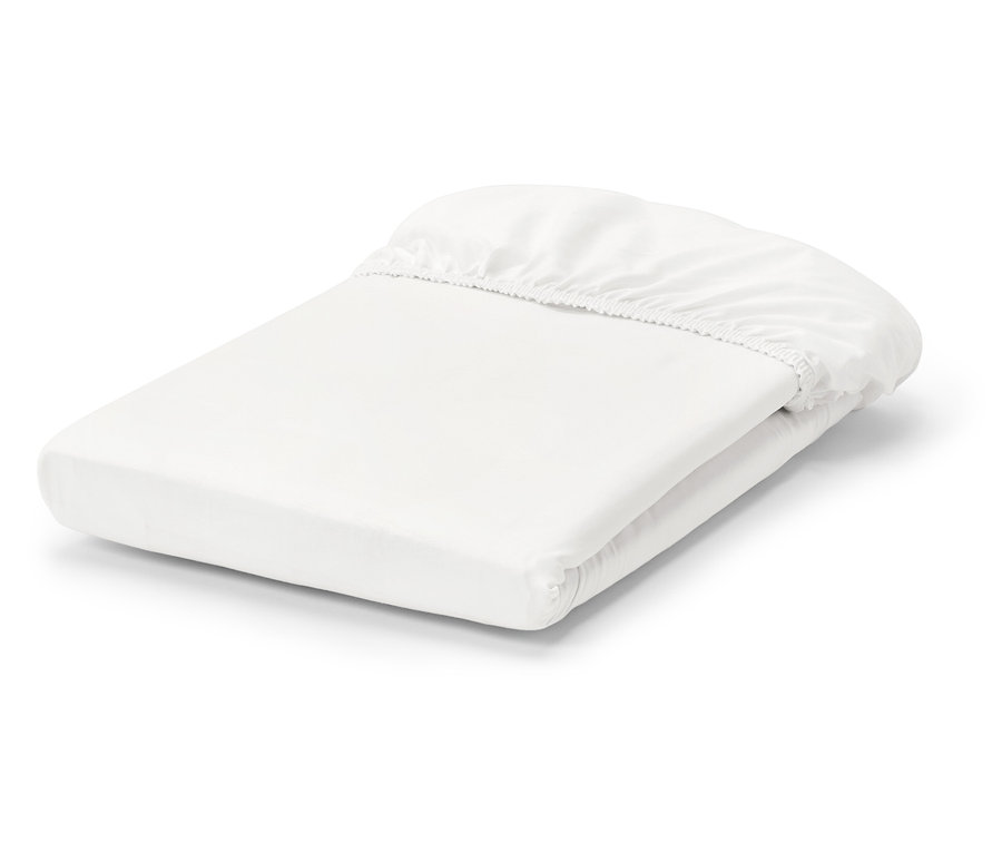 Összehajtott fehér gumis lepedő.