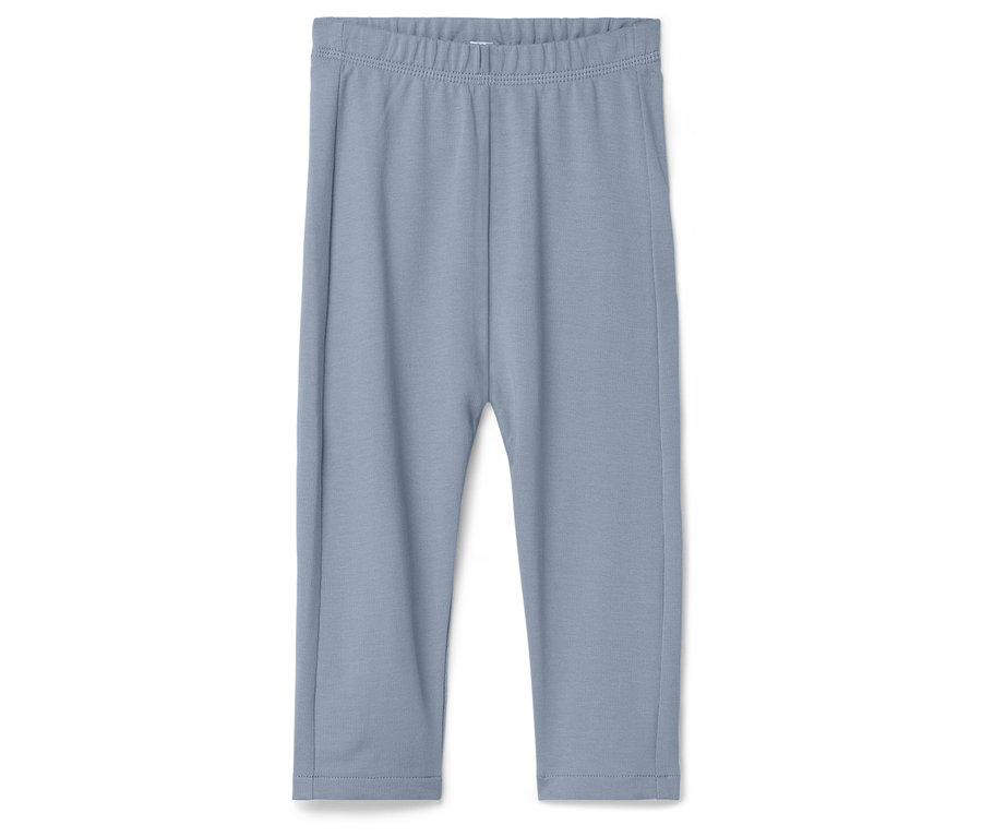 Világoskék leggings fekszik egy fehér háttéren.