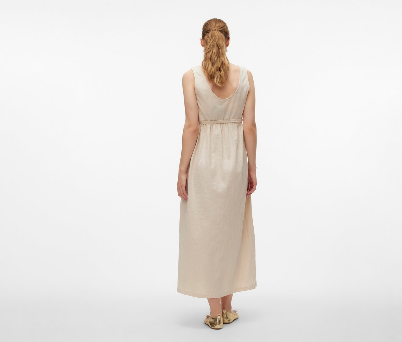 Hátulnézet egy nőről, aki MAMALICIOUS »MLEVI LIA« kismamaruhát és arany színű cipőt visel fehér háttér előtt.