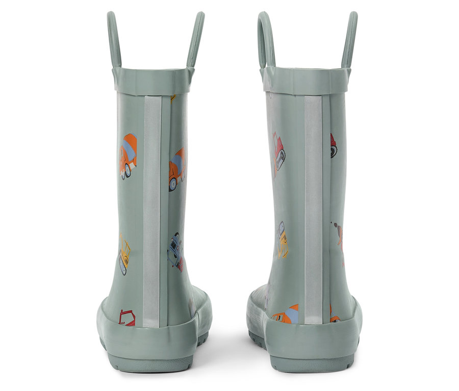 Egy pár világoszöld gumicsizma építőipari járművek mintával, hátulról fényképezve.