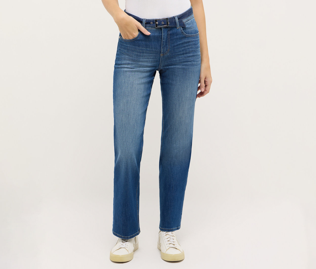 Angels denim »Lara City« straight fit farmernadrágot és fehér tornacipőt viselő személy.