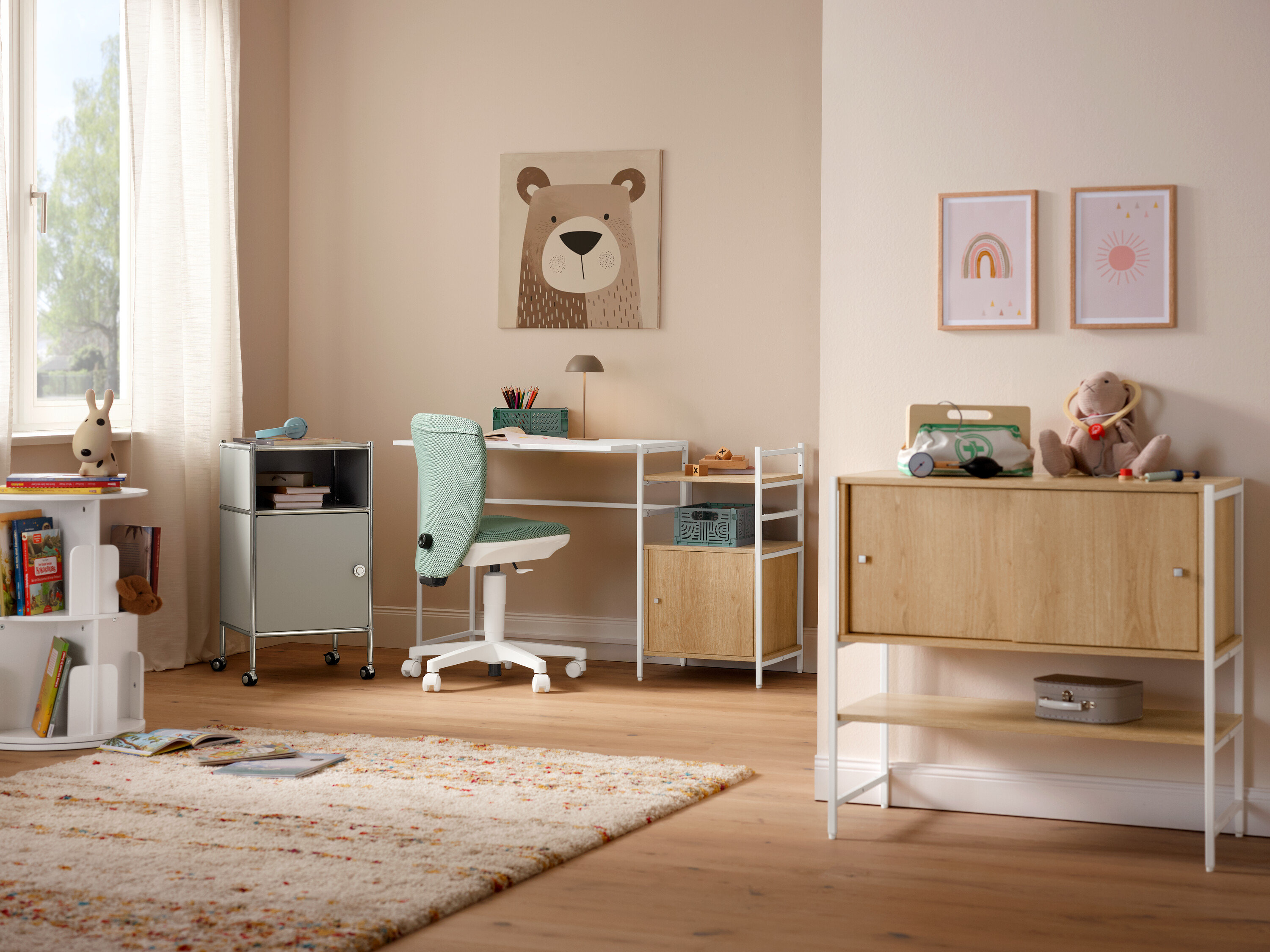 Egy menta színű Topstar Sitness »Home S'cool« szék áll egy íróasztal előtt. A padlón egy bézs »Himalaya« szőnyeg van.