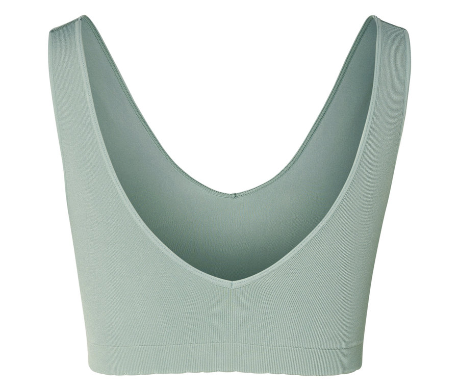 Egy világoszöld, V-nyakú sportmelltartó közeli képe.