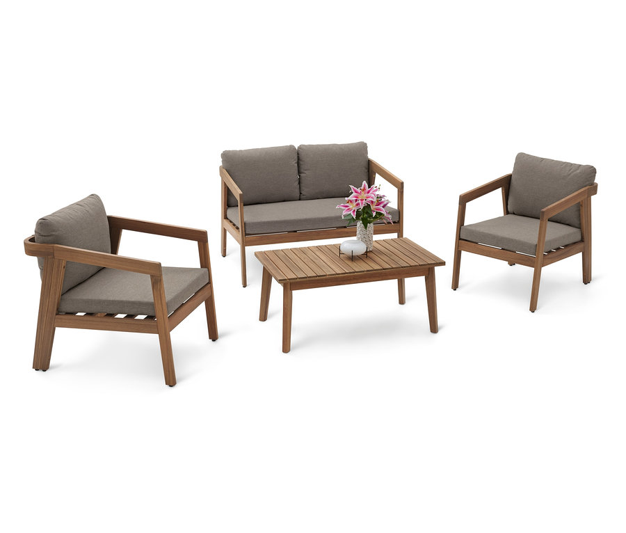 Kép egy kerti bútor szettről, amely egy kétszemélyes kanapéból, két fotelből és egy fa dohányzóasztalból áll, szürke párnákkal és virágdísszel.