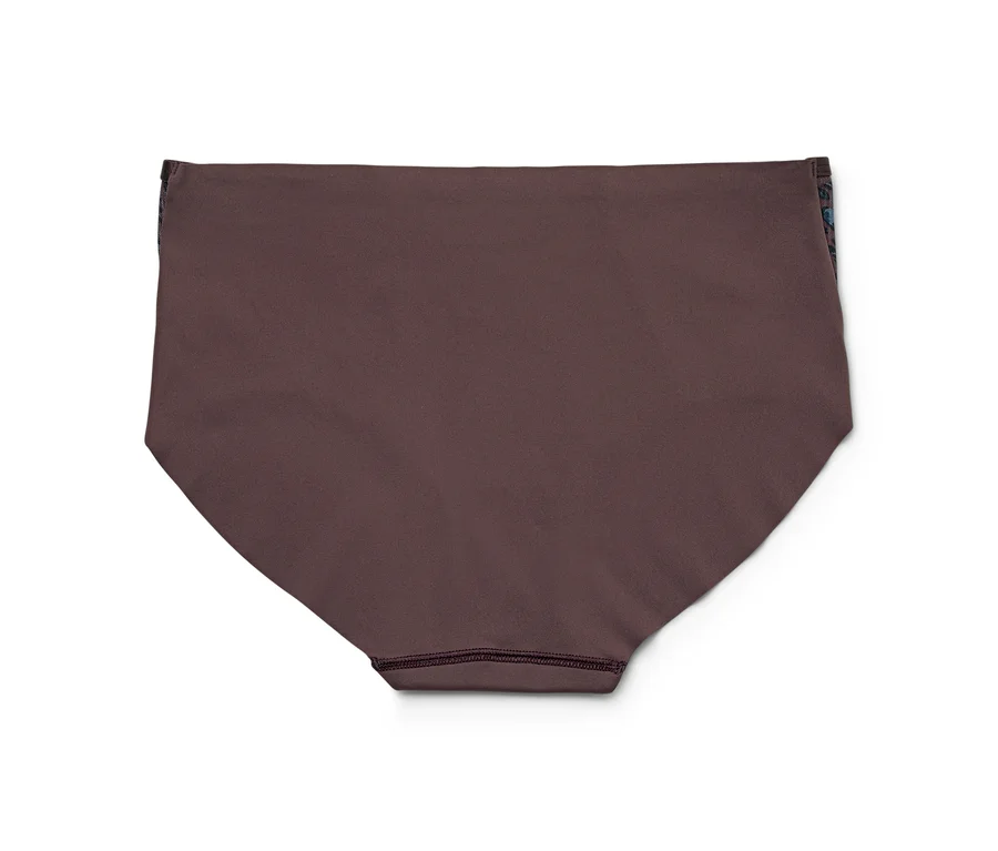 Barna bikini alsó, laposan fekve, látható varrással az ágyék részen.