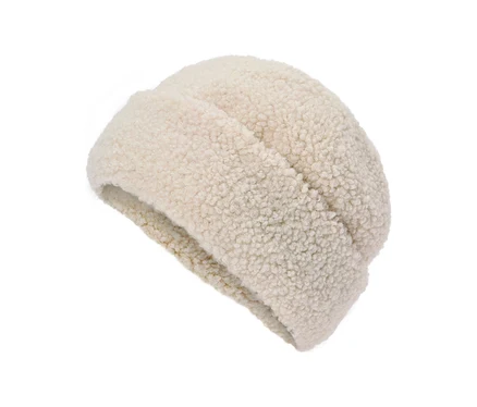 Krémszínű, bolyhos beanie sapka visszahajtott szegéllyel, fehér háttéren.