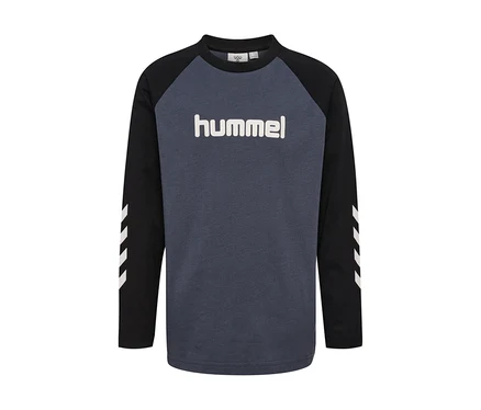 hummel® HMLJR hosszú ujjú póló sötétszürke törzzsel, fekete raglán ujjakkal fehér chevron csíkokkal és fehér hummel logóval a mellkason.