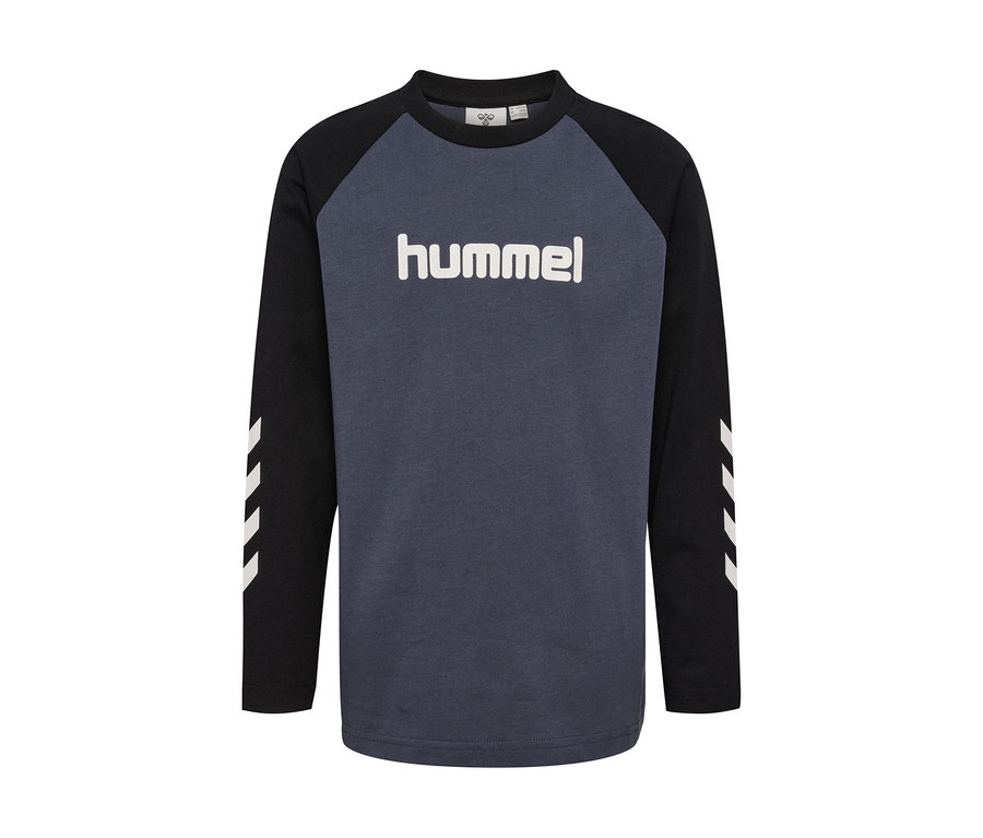 hummel® HMLJR hosszú ujjú póló sötétszürke törzzsel, fekete raglán ujjakkal fehér chevron csíkokkal és fehér hummel logóval a mellkason.