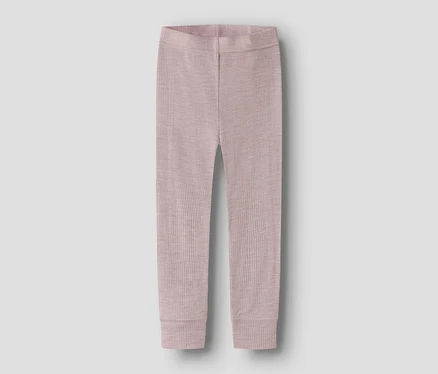 Világos rózsaszín bordázott leggings rugalmas derékrésszel és mandzsettás bokával, laposan elhelyezve.