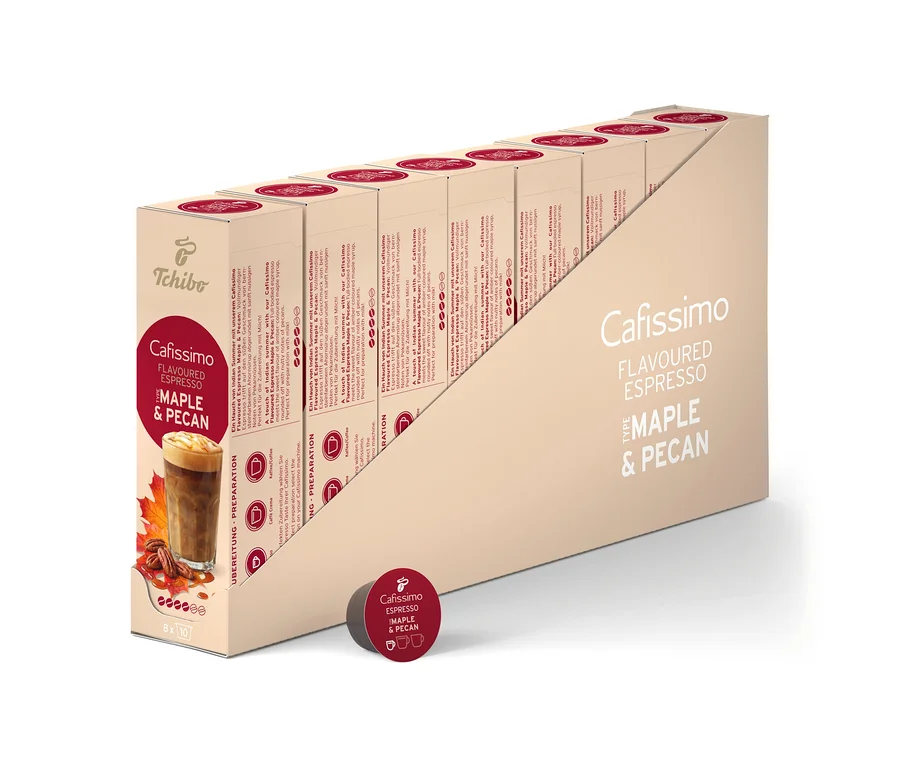 Egy bézs színű bemutató doboz 80 Cafissimo Flavoured Espresso - Maple & Pecan kávékapszulát tartalmaz. Az elülső csomagoláson kávéital látható juharlevelekkel és pekándióval, és egyetlen sötétvörös kapszula fekszik előtte.