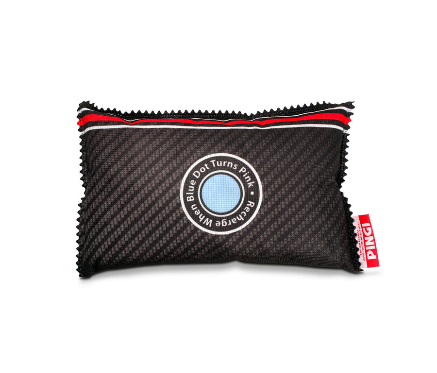 Egy fekete-szürke Pingi autós páramentesítő párna a "Recharge when Blue Dot Turns Pink" felirattal fehér háttérrel.