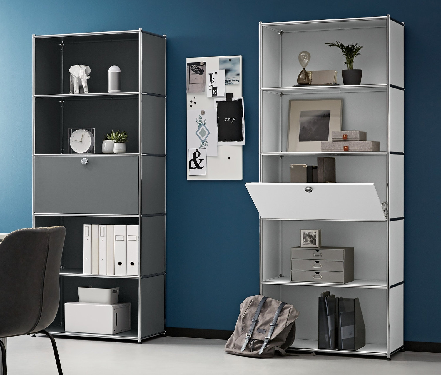 Szoba íróasztallal, székkel és két magas fém polccal, melyeken áthelyezhető ajtó található. Bal oldalon egy görgős fém tároló, az asztalon pedig egy laptop.