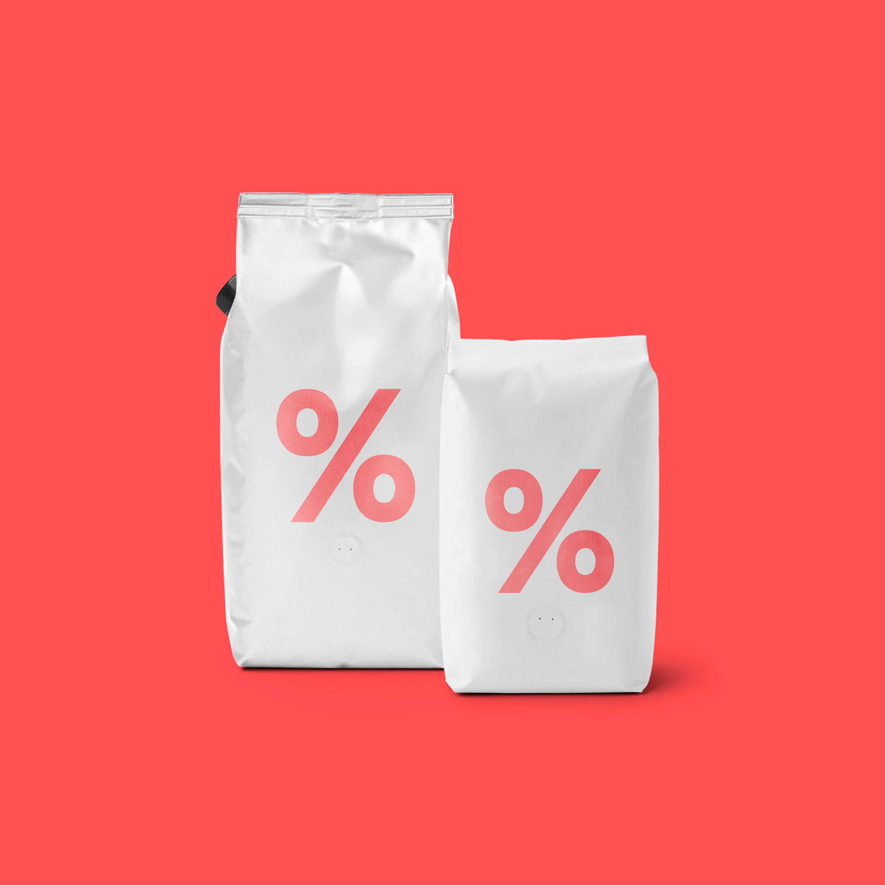 Két fehér csomag rózsaszín százalékjellel korall háttéren.