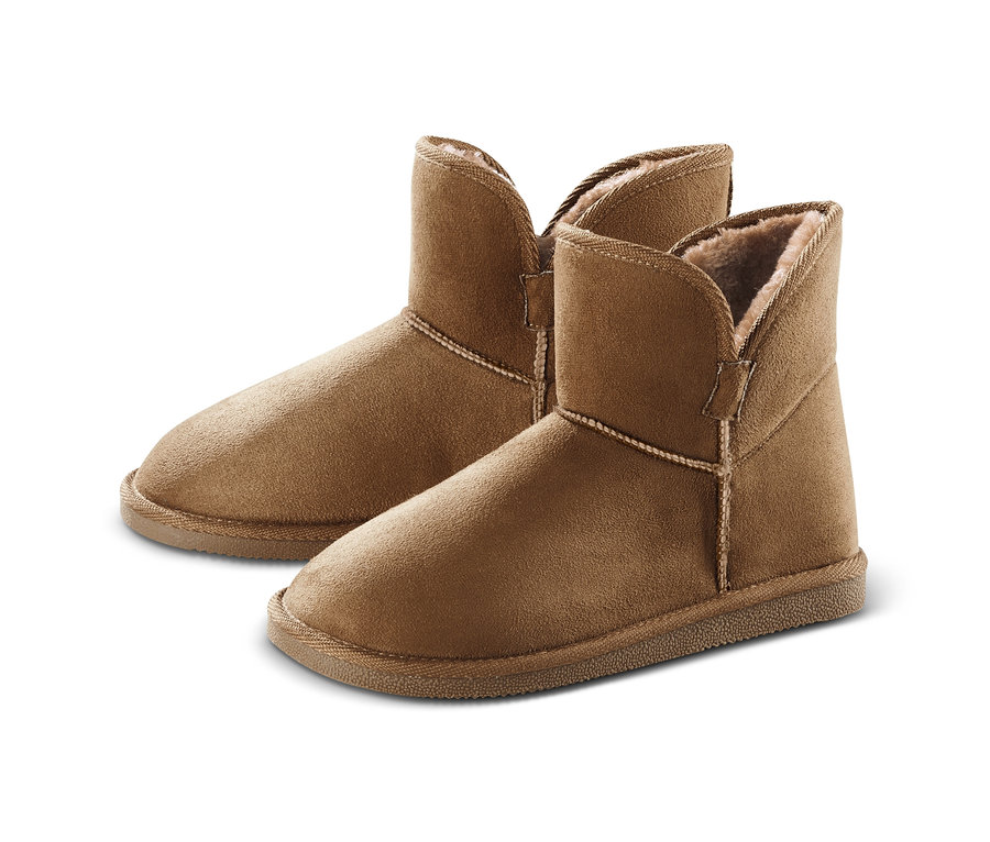 Két barna lányka bokacsizma fehér háttéren.