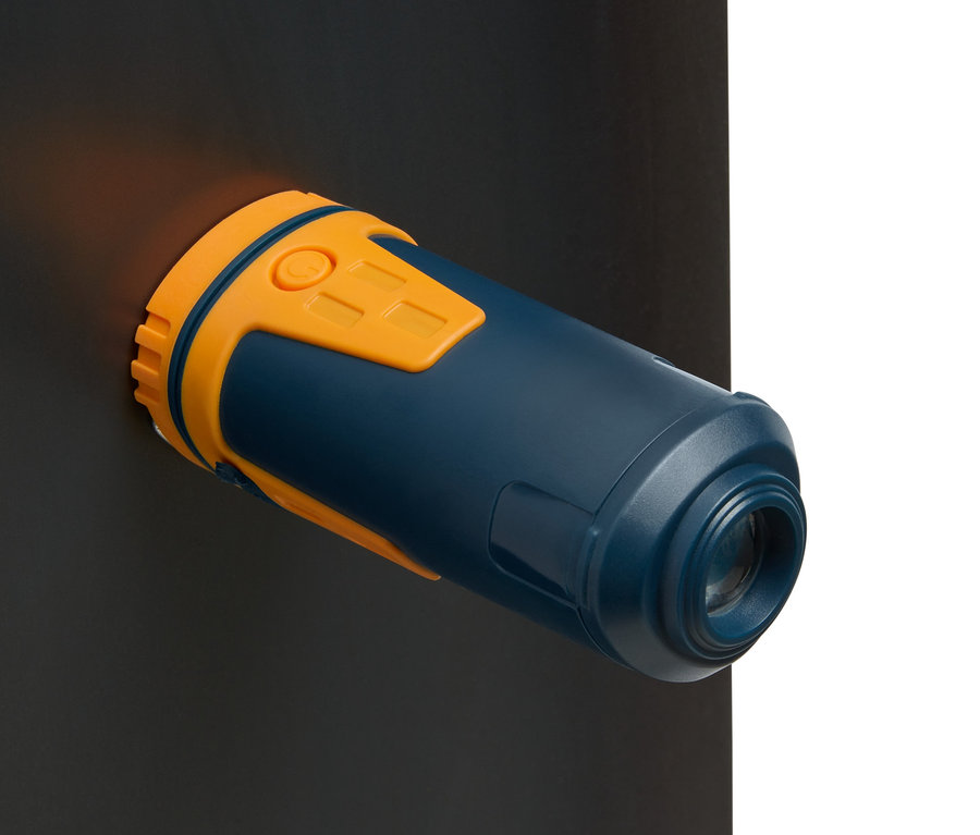 Egy sötétkék teleszkópos kempinglámpa narancssárga részletekkel bekapcsolva.