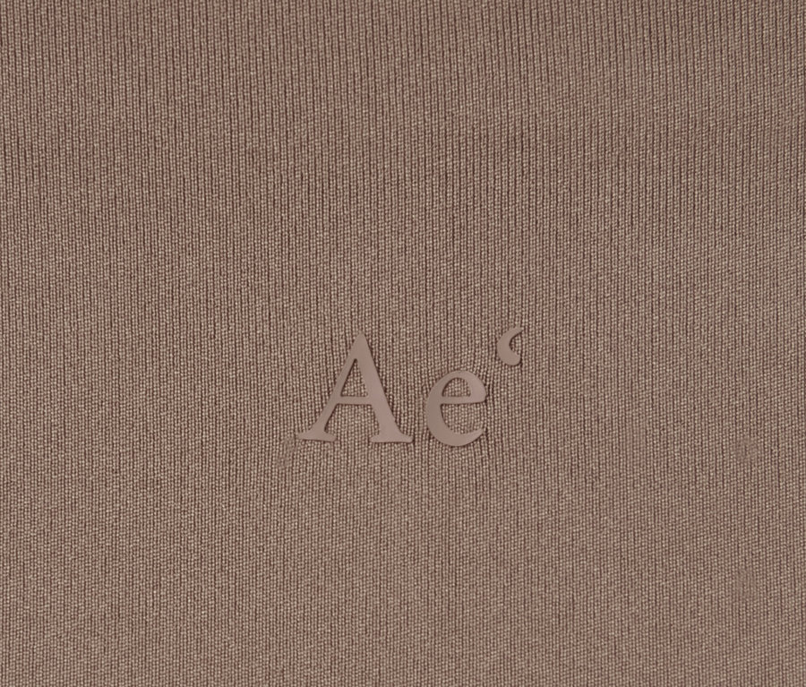 Egy barna női magas derekú sportnadrág részlete.