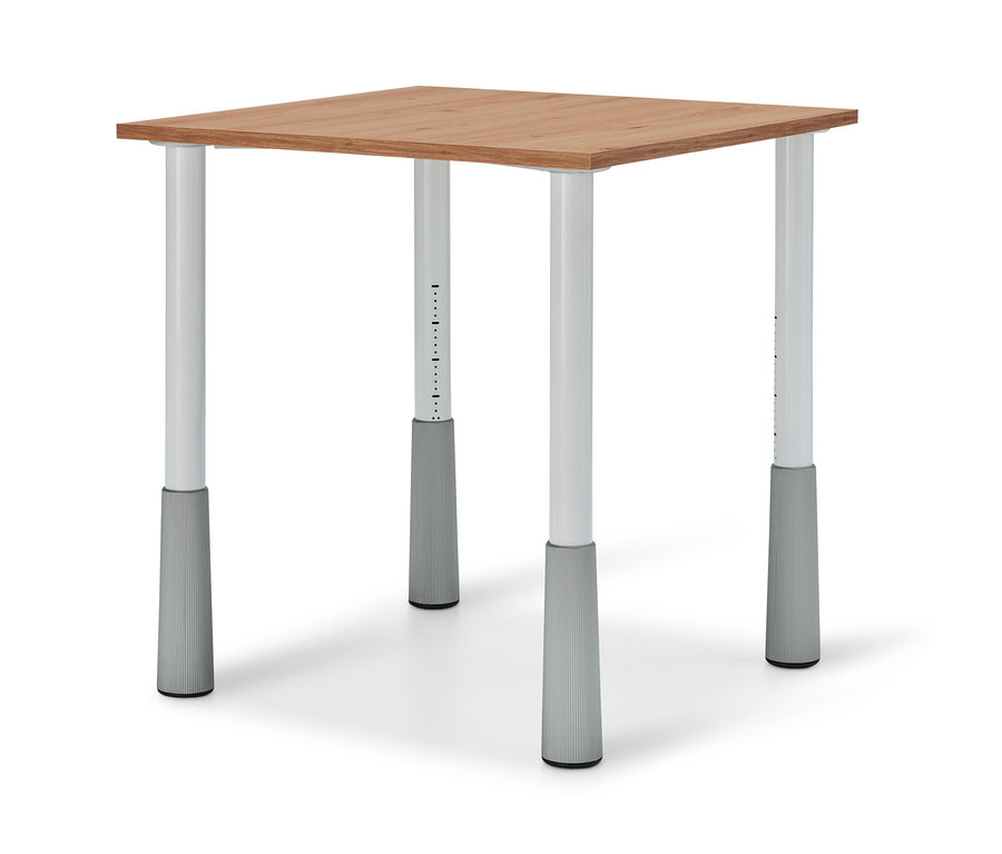 Négyzet alakú gyermekasztal fa utánzatú lappal és állítható, fehér lábakkal.