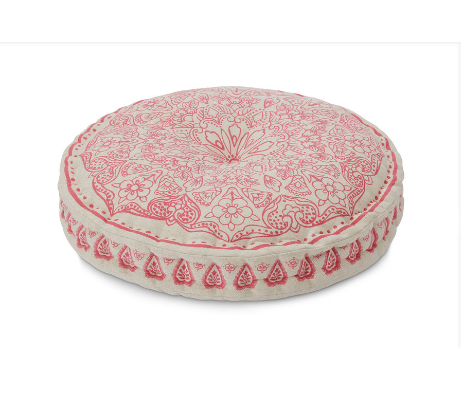 Mintás, kerek ülőpárna piros virágmintával.