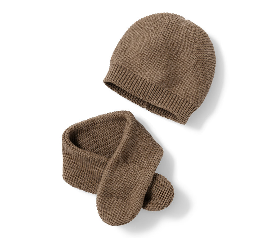Egy barna kötött sapka és egy sál látható fehér háttér előtt.