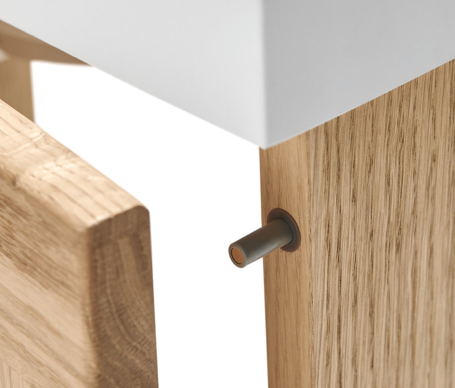 Egy kis méretű alsó szekrény mosdóval, tölgy részletgazdag képe, nyitott ajtóval.