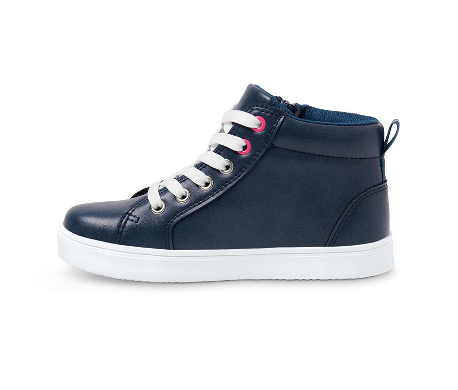 Egy sötétkék, magas szárú kislány sneaker cipő fehér talppal és fűzővel.